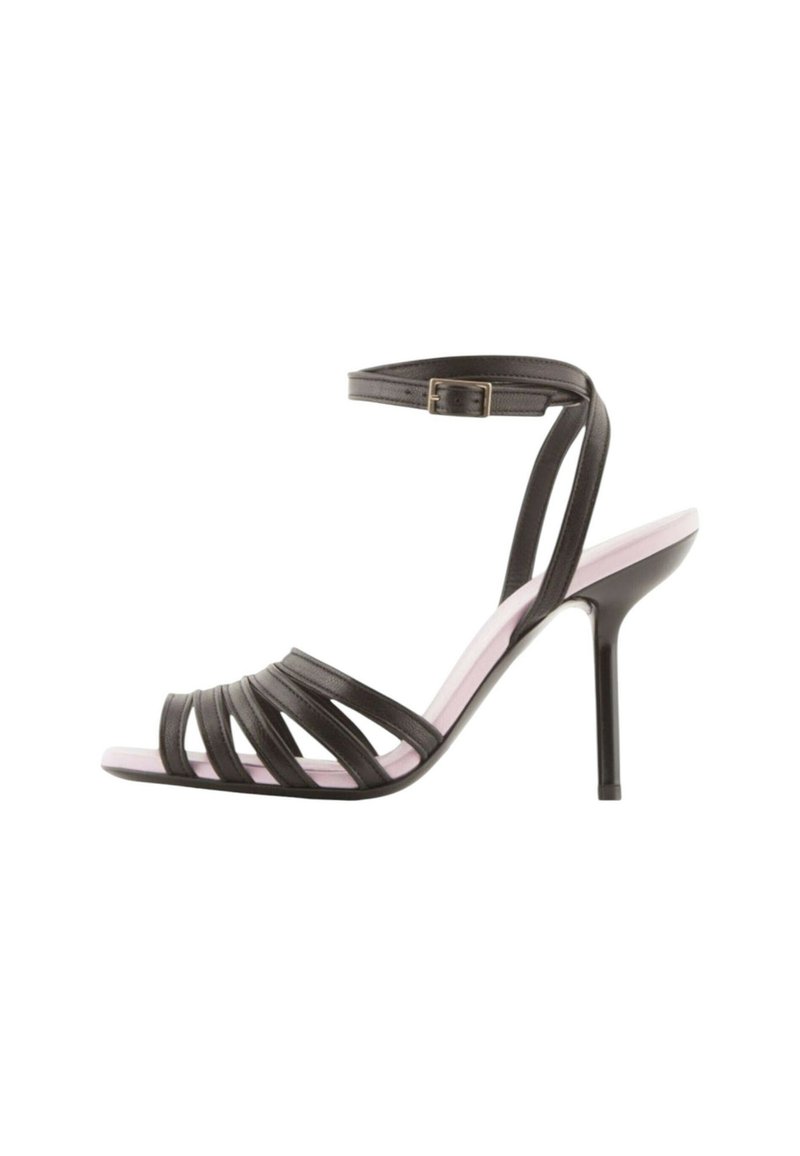 Sandali con tacco in pelle nera, dotati di quattro cinturini orizzontali, fibbia alla caviglia e soletta rosa. Presentano un tacco a stiletto e un design con punta aperta.