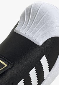 adidas Originals SUPERSTAR 360 - Matalavartiset tennarit - core black/ftwr white/gold met.