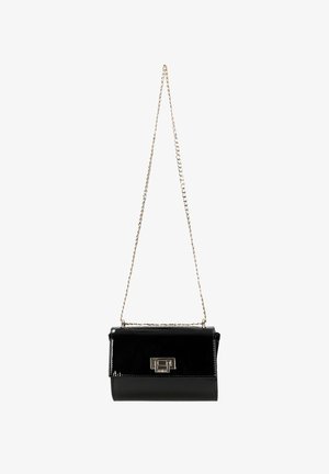 Borsa a tracolla in pelle verniciata nera con una catena dorata, forma rettangolare, dotata di chiusura a pattina frontale e di un accento in logo metallico.
