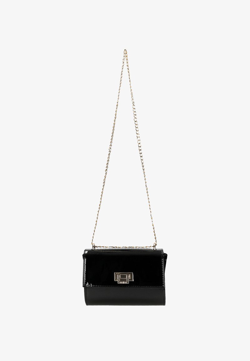Černá lakovaná kožená kabelka se zlatým řetízkovým popruhem, obdélníkového tvaru, s přední klopou a kovovým logem jako akcentem.