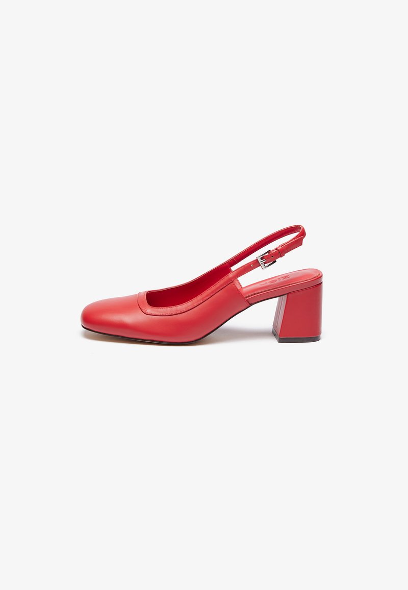 Punane nahk slingback pump, millel on ümar varvas ja plokk-kann. Omab reguleeritavat pandlat ja siledat tekstuuri.