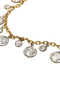 Naszyjnik łańcuszkowy w kolorze złota z wieloma zwisającymi srebrnymi monetami o szczegółowej grafice i różnych rozmiarach.