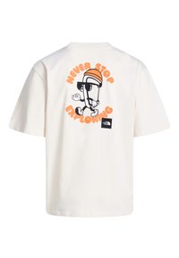 Biały T-shirt z rysunkową latarnią morską w okularach przeciwsłonecznych i czapce typu beanie, tekst "Never Stop Exploring" w kolorze pomarańczowym oraz logo The North Face na plecach.