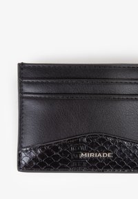 Porta carte in pelle nera con texture liscia e dettagli con motivo pelle di serpente, dotato di molteplici scomparti per carte e dettaglio con logo MIRIADA.