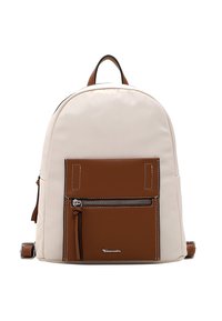 Sac à dos couleur crème avec une poche avant en cuir marron, fermeture éclair argentée et accents de couture blanche. Forme arrondie avec une poignée sur le dessus.