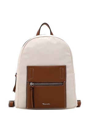 Sac à dos couleur crème avec une poche avant en cuir marron, fermeture éclair argentée et accents de couture blanche. Forme arrondie avec une poignée sur le dessus.