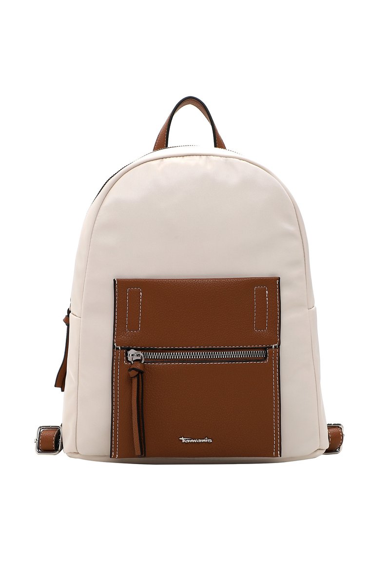 Sac à dos couleur crème avec une poche avant en cuir marron, fermeture éclair argentée et accents de couture blanche. Forme arrondie avec une poignée sur le dessus.