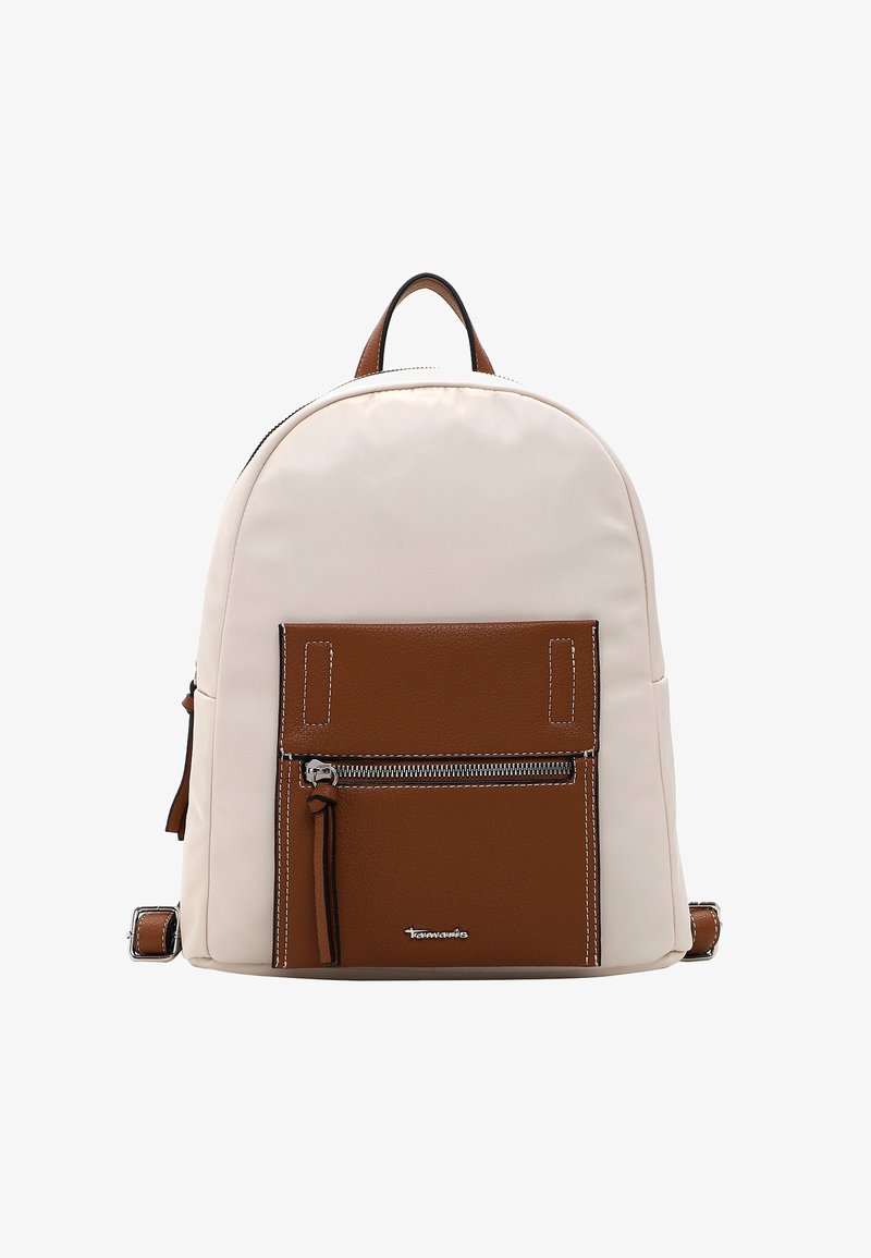 Sac à dos couleur crème avec une poche avant en cuir marron, fermeture éclair argentée et accents de couture blanche. Forme arrondie avec une poignée sur le dessus.