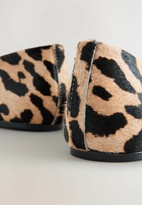 Leopardprint enkelboots met een textuur, een bruin en zwart faux-bont bovenwerk, een solide zwarte zool en zichtbare stikdetail.