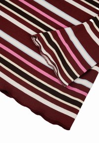 Rood gestreepte gebreide top met afwisselende strepen in zwart, wit, roze en lichtblauw. Een golvende zoom en mouwranden voegen detail toe.