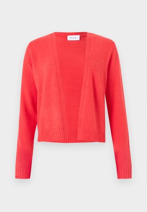 Cardigan rosso corallo a maglia con apertura frontale, maniche lunghe, polsini e orlo a coste, mostrato su uno sfondo grigio chiaro uniforme.