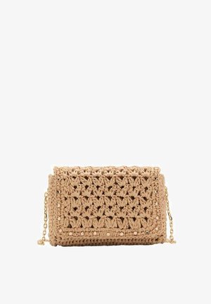 Häkelbeutel in hellem Beige, mit einem strukturierten Muster. Goldene Kettenriemen, mit dekorativen Nieten entlang der Kanten für zusätzliche Details.