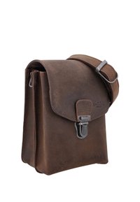 Borsa a tracolla in pelle marrone con patta, chiusura metallica e tracolla regolabile. Finitura texturizzata con dettagli di cucitura sottili. Forma rettangolare compatta.
