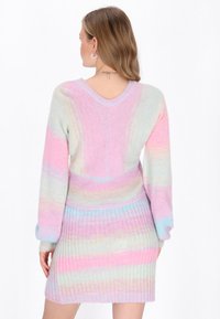 Robe pull de couleur pastel avec un décolleté en V, texture côtelée, manches longues et un motif dégradé de teintes rose, bleu et violet.