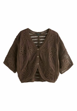 Hnedý háčkovaný krátky kardigán s kvetinovými a listovými vzormi, výstrihom do V a tromi prednými gombíkmi na bielom pozadí.