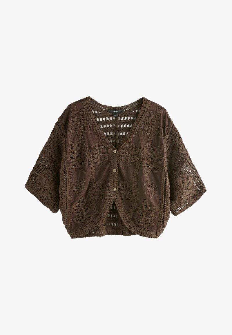 Braune gehäkelte Kurzarm-Strickjacke mit Blumen- und Blattmustern, V-Ausschnitt und drei Vorderknöpfen vor weißem Hintergrund.