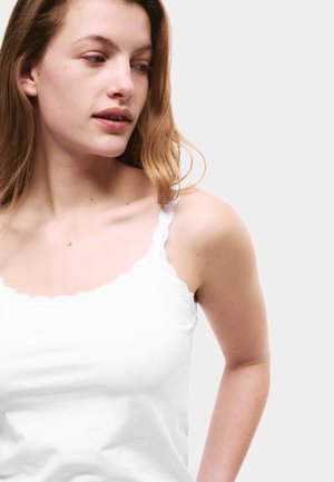 Camiseta sin mangas blanca con ribete de encaje en el escote y las tirantes. Tejido liso, diseño ajustado, tirantes de ancho de hombros, aspecto casual.