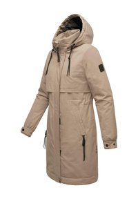 Bež dug parkas s kapuljačom, podesivim vezicama, prednjim zipom i džepovima na gumbe, te detaljima od teksturirane tkanine.