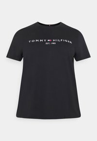 Sort t-shirt med korte ærmer lavet af bomuld og rund halsudskæring. F_features_hvid tekst "TOMMY HILFIGER EST. 1985" samt en lille logo aksent.
