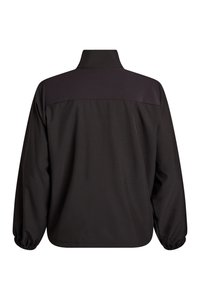 Schwarze Jacke mit hohem Kragen, elastischen Bündchen und einem kontrastierenden Schulterpaneel. Glatte Textur und locker sitzendes Design.