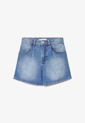 Shorts di denim con una lavatura azzurro chiaro, caratterizzati da una vita alta, quattro tasche, chiusura frontale con bottoni e dettagli di cuciture visibili.