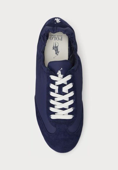 Mornarsko modri športni copatki z belimi vezalkami, z logotipom Polo Ralph Lauren na jeziku in notranjosti, zgornji del iz semiša in tkanine, viden od zgoraj.