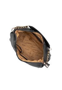 Schwarze, strukturierte Handtasche mit goldenen Beschlägen. Das Innere verfügt über ein hellbraunes Futter mit wiederholtem Logo-Muster und einem Reißverschluss.