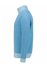 Světle modrý pletený svetr s vysokým límcem a ribbed texturou. Obsahuje bílé pruhované akcenty na límci a manžetách.