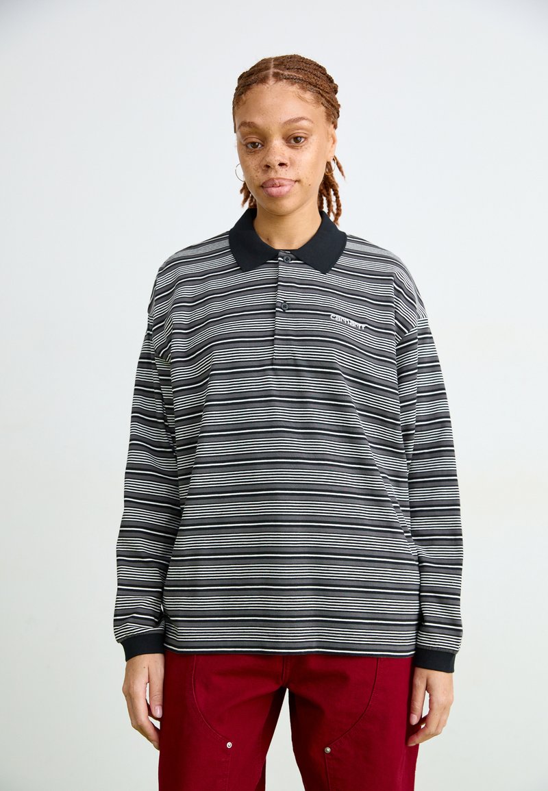 Polo a maniche lunghe a righe bianche e nere con colletto nero e logo sul petto. Caratterizzato da una vestibilità rilassata e polsini a coste.