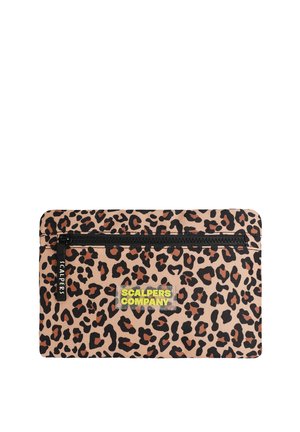 Neceser de tela con estampado de leopardo y cierre de cremallera, que presenta un parche de logo claro en amarillo y negro. Textura suave y forma rectangular.