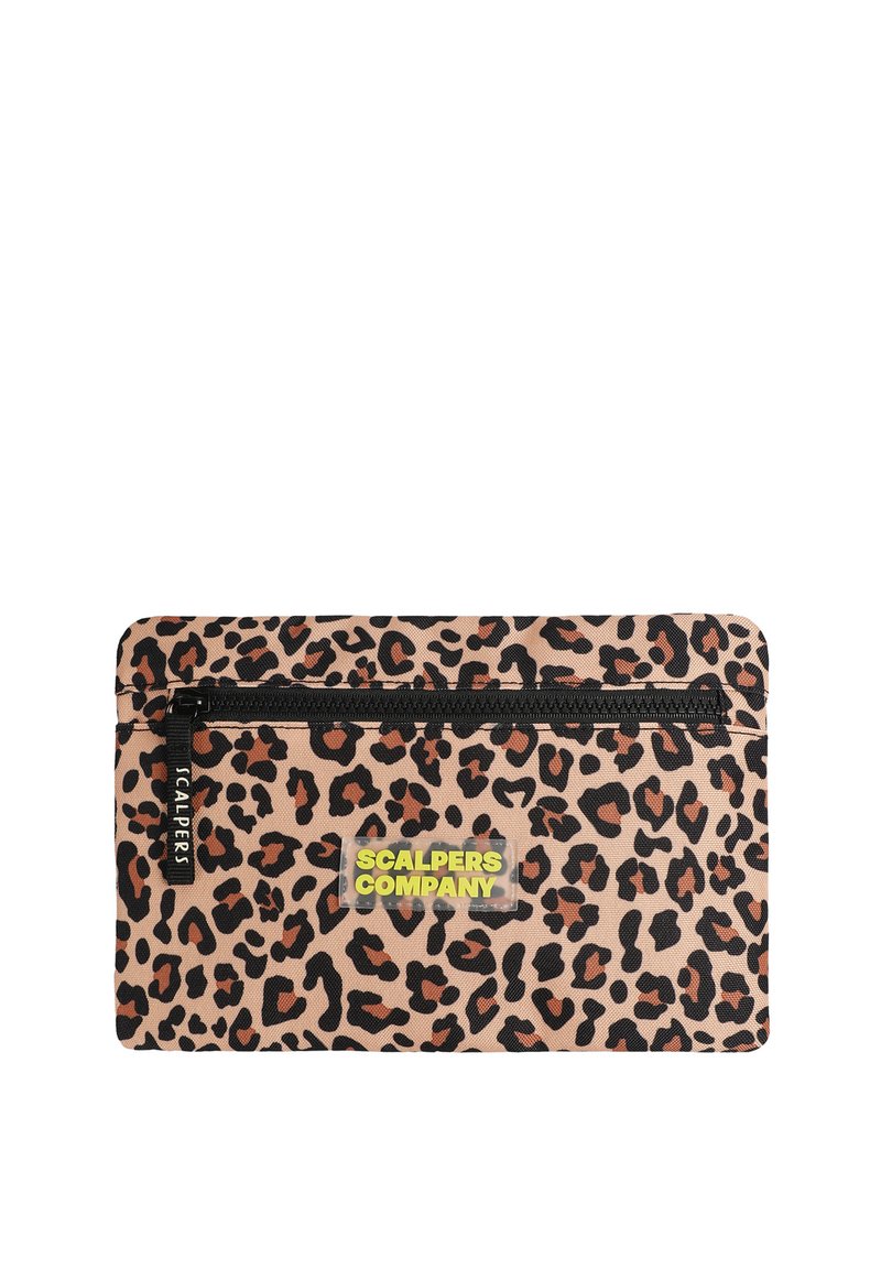 Neceser de tela con estampado de leopardo y cierre de cremallera, que presenta un parche de logo claro en amarillo y negro. Textura suave y forma rectangular.