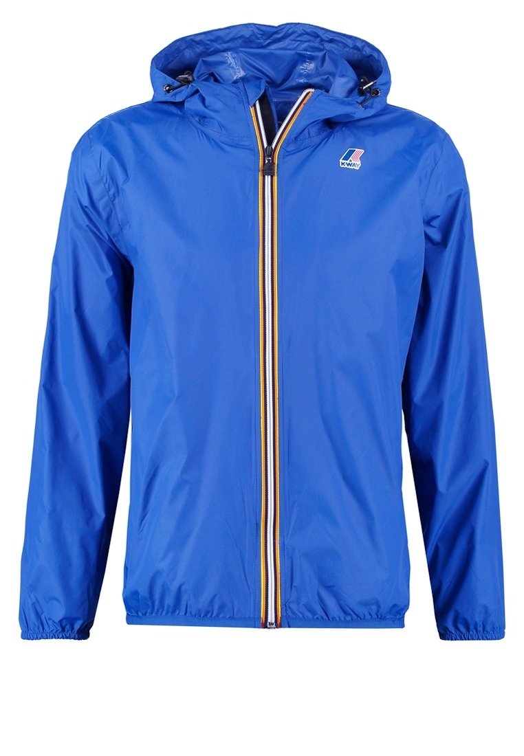 Giacca leggera blu con cappuccio, caratterizzata da una zip frontale con strisce colorate, polsini elastici e un logo sul lato sinistro superiore.