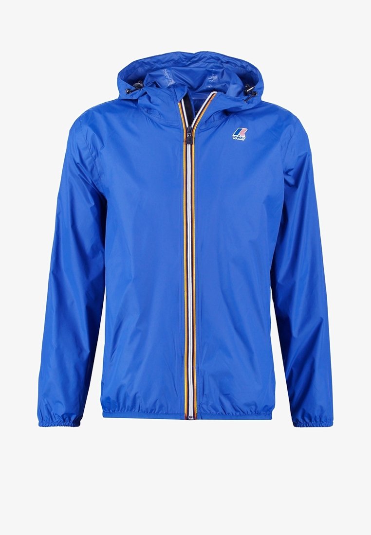 Giacca leggera blu con cappuccio, caratterizzata da una zip frontale con strisce colorate, polsini elastici e un logo sul lato sinistro superiore.