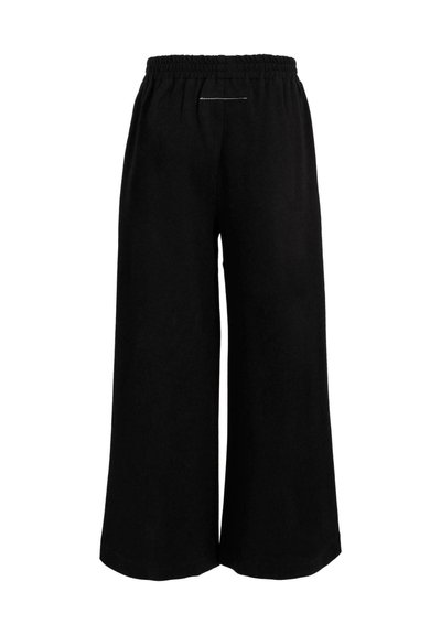 Czarne spodnie z szerokimi nogawkami wykonane z miękkiego materiału, z elastycznym pasem i prostym wzornictwem, bez widocznych wzorów czy elementów metalowych.
