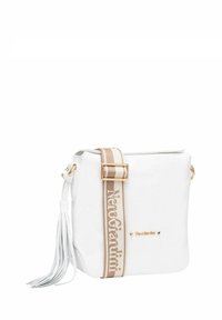 Vit läder crossbody-väska med ett brett beige band som har texten "NeroGiardini." Inkluderar en tofsdetalj och detaljer i guld.