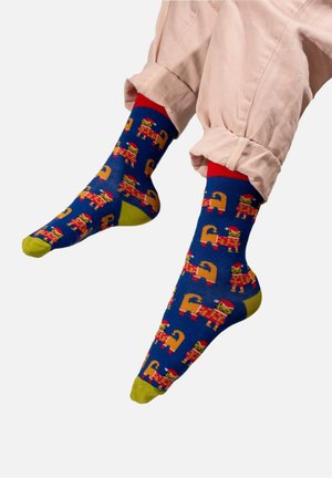 Kolorowe skarpetki w odcieniach niebieskiego z żółto-zielonymi akcentami, z zabawnymi wzorami zwierząt i jaskrawoczerwonymi mankietami. Wykonane z miękkiej, elastycznej tkaniny.