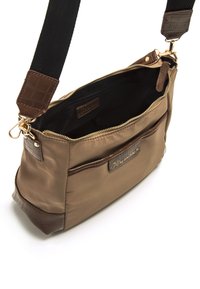 Sac à épaule en satin marron avec une base en cuir marron texturé, fermeture éclair dorée, poche avant et une bandoulière noire réglable.