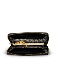 Portafoglio in pelle nera con zip dorata, scomparti interni e una fodera a motivo in crema e nero. Presenta una tasca con zip e slot per carte.