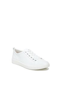 Baskets en cuir blanc avec un bout arrondi, un panneau latéral texturé, une semelle en caoutchouc plate et des œillets en métal pour les lacets. Design minimaliste.