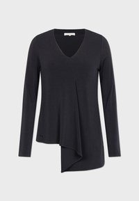 Svart långärmad topp i ett mjukt, lätt tyg med V-ringning och asymmetrisk fåll, utrustad med en draperad frontdetalj och utan synlig hårdvara.