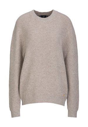 Beige geribbelde gebreide trui met een ronde hals, oversized pasvorm en een gouden embleem linksonder. Zachte textuur en lange mouwen.