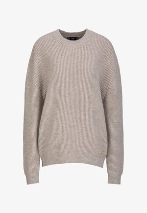 Beige geribbelde gebreide trui met een ronde hals, oversized pasvorm en een gouden embleem linksonder. Zachte textuur en lange mouwen.