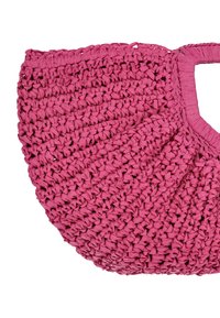 Borsa intrecciata rosa con un design a ventaglio, caratterizzata da un motivo testurizzato e un manico robusto.