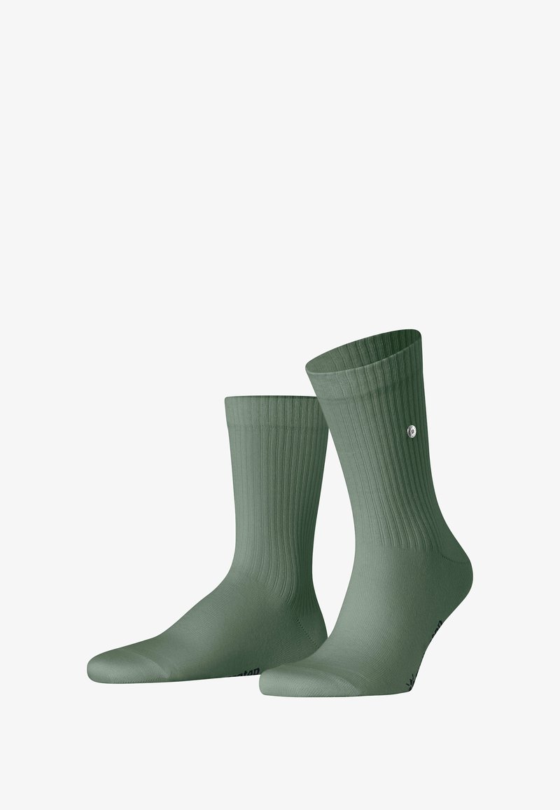 Zielone skarpetki bawełniane z prążkowaną teksturą, długości do połowy łydki, zaokrąglonym noskiem i małym detalem z logo z boku.