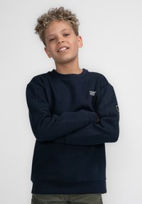Felpa blu navy con scollo rotondo, polsini e orlo a coste. Presenta un logo sul petto e una toppa con un emblema sulla manica.