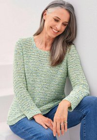 Strickpullover in Hellgrün mit blauen und gelben Sprenkeln, mit Rundhalsausschnitt und langen Ärmeln. Texturierte Stoffdetails sind vorhanden.