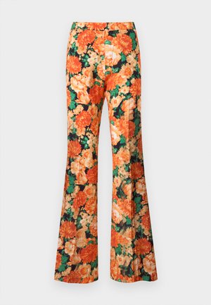 Pantalon à jambes larges avec un motif floral orange vif, crème et vert sur fond noir.