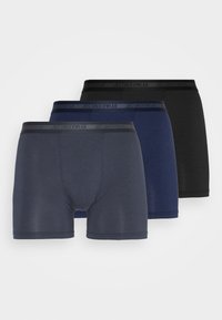 Drei Paare Herrenboxershorts; Farben: dunkelgrau, blau und schwarz. Hergestellt aus weichem Material mit elastischen Bündchen, gekennzeichnet mit "JBS UNDERWEAR".