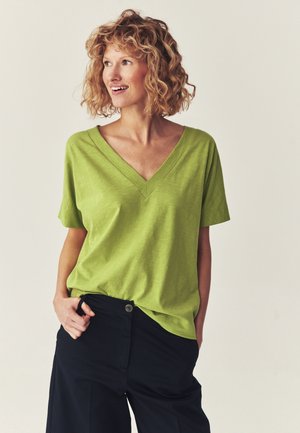 TATUUM ARTICLE TAG: T-SHIRT/TOP | ARTICLE NAME: LALIQ - T-shirts basic - green