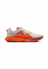 Beige og lys orange løbesko med snørebåndsdesign og tyk polstret sål mærket "FLYPLATE" på siden.